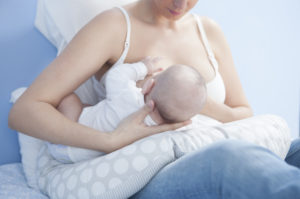 Позы для кормления грудью ребенка