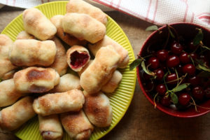 Постные пирожки с вишнями в духовке