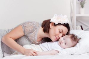Надо ли будить новорожденного на кормление