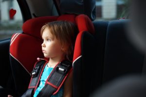 Ребенок в машине впереди