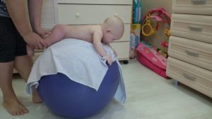 Занятия с ребенком 5 месяцев на фитболе