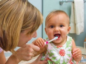 Как в годик чистить зубы?