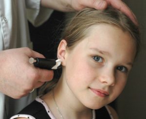 Можно ли прокалывать уши ребенку?
