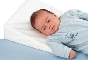 Во сколько ребенка можно ложить на подушку