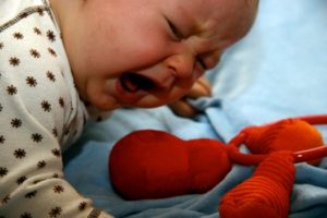 Сильно болит живот у новорожденного