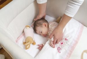 Как уложить спать ребенка в кроватку?