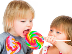 С какого возраста ребенку можно давать сладкое