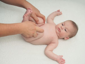 Как делать новорожденному массаж животика?