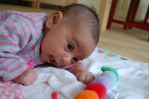 Во сколько малыш агукает