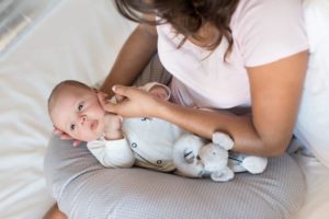Как разбудить ребенка новорожденного для кормления?