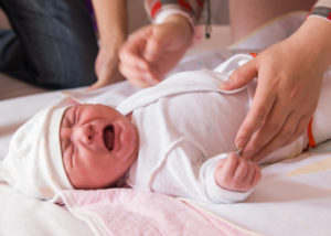 Как себя ведет новорожденный при коликах?