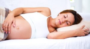 Как спать правильно на боку при беременности?