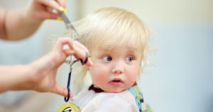 Обязательно ли в год стричь ребенка
