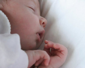 Почему месячный ребенок трясет подбородком?