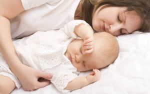 Ребенок спит только рядом с мамой