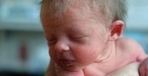 Как убрать волосы на ушах у новорожденного?