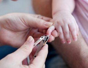 Как ребенку стричь ногти?
