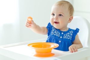 Как научить ребенка есть прикорм?