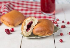 Постные пирожки с вишней в духовке