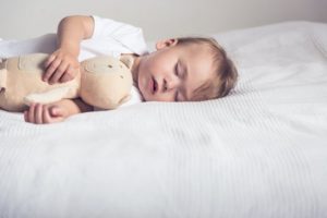 Как уложить спать ребенка в кроватку?