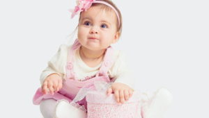 Со скольки месяцев девочку можно сажать