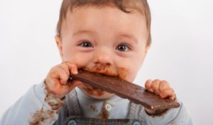 В каком возрасте ребенку можно давать конфеты
