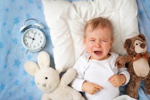 Почему ребенок просыпается и плачет во сне?