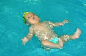 Как новорожденного научить плавать?