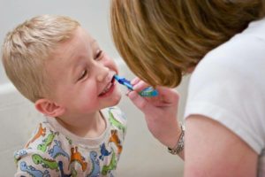 Как заставить чистить зубы ребенка?