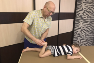 Как делать массаж ребенок ходит на носочках?