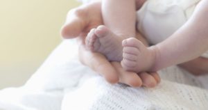 У новорожденного тонус ножек