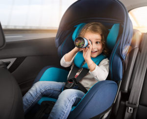 Ребенок впереди в машине