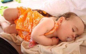 Можно ли спать на животике младенцу?