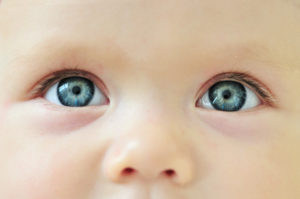 У всех детей голубые глаза