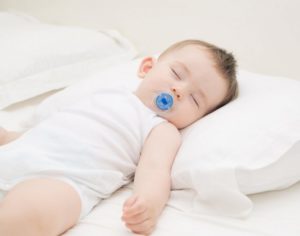 Во сколько ребенка можно ложить на подушку