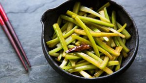 Можно ли жарить стебли сельдерея?