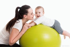 Упражнения с ребенком 4 месяца на фитболе