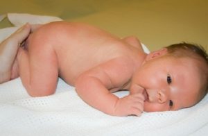Во сколько можно выкладывать на живот новорожденного