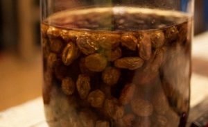 Березовый сок с изюмом в домашних условиях