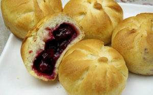 Постные пирожки с вишней в духовке