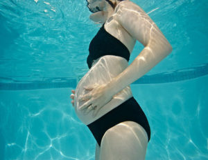 Что лучше для беременных йога или бассейн?