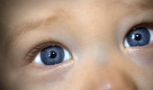 У новорожденного синие глаза