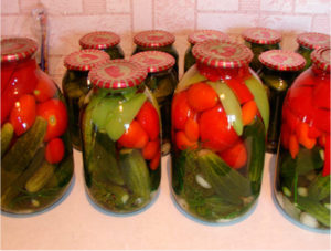 Когда детям можно давать огурцы и помидоры