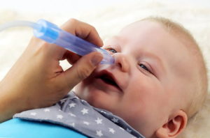 Как новорожденному ребенку чистить нос?