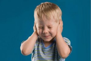 Ребенок стал бояться громких звуков