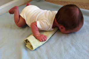 Во сколько должен начать переворачиваться ребенок