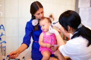 В каком возрасте можно прокалывать ушки девочке