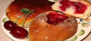 Постные пирожки с вишнями в духовке