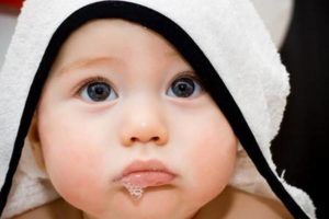 У ребенка бегут слюни