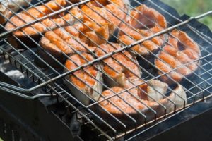 Как сделать шашлык из рыбы на решетке?